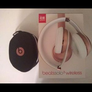 🔥🔥SOLD🔥🔥Beats Solo 3. Rose Gold✨